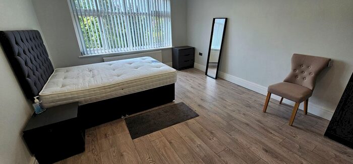 5 Bedroom Semi-Detached House To Rent In Birchfields Road, Manchester, M14