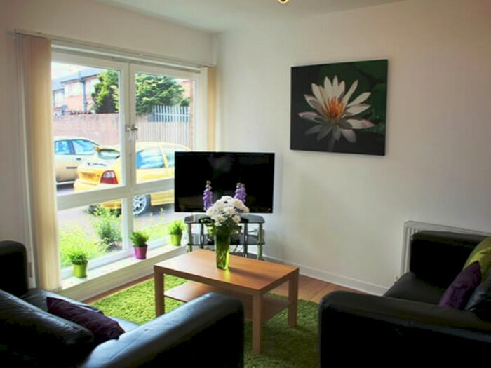 2 Bedroom Flat To Rent In Mcphail Street, Glasgow, G40