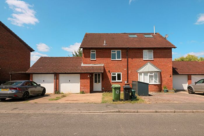 3 Bedroom Detached House To Rent In Cardinal Close, Worcester Park, KT4