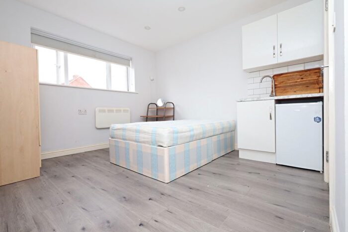 Studio To Rent In Denham Road, Feltham, TW14
