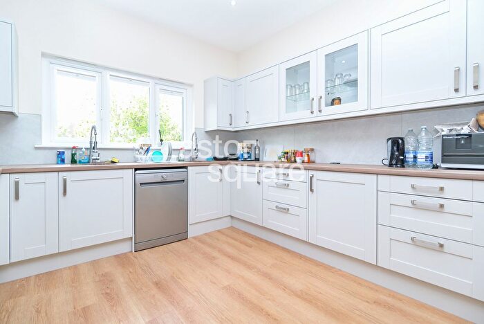 3 Bedroom Flat To Rent In The Drive, London, NW11