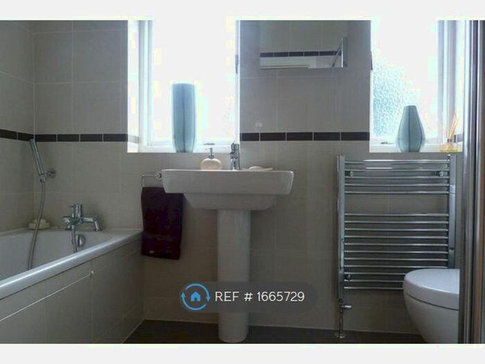 4 Bedroom Terraced House To Rent In Glenwood Gardens, Ilford, IG2