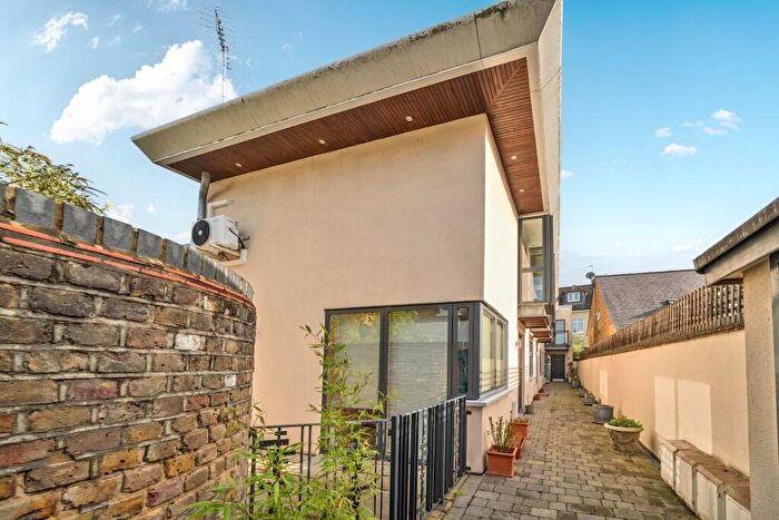 2 Bedroom Apartment To Rent In Elmgrove Mews Weybridge, KT13