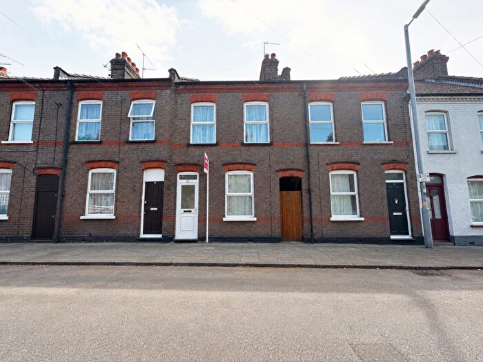3 Bedroom Semi Detached House To Rent In Ridgway Road, Luton, Bedfordshire, LU2