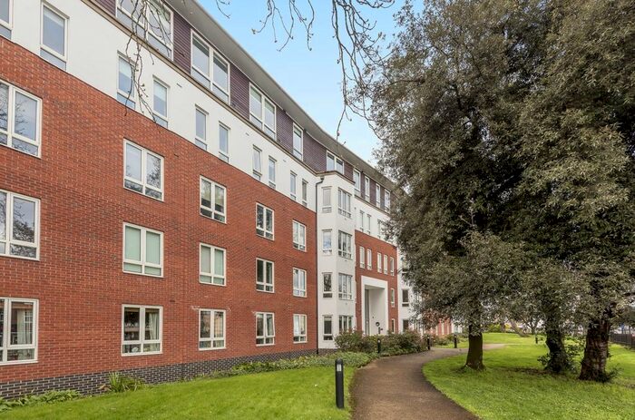 2 Bedroom Flat To Rent In Regency Court, - High Road, South Woodford, London, E18