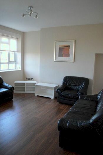 3 Bedroom Flat To Rent In White City Estate, London, W12