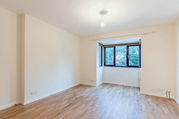 2 Bedroom Flat To Rent In Bushey Grove Road, Bushey WD23