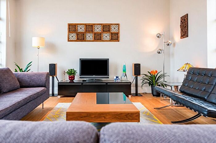 3 Bedroom Flat To Rent In Carlton Vale, Kilburn, London, NW6
