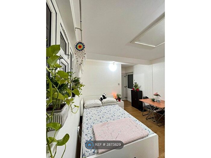 Studio To Rent In Lord Gardens, Ilford, IG5