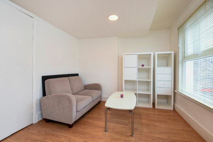 1 Bedroom Flat To Rent In Earls Court Road, London, SW5