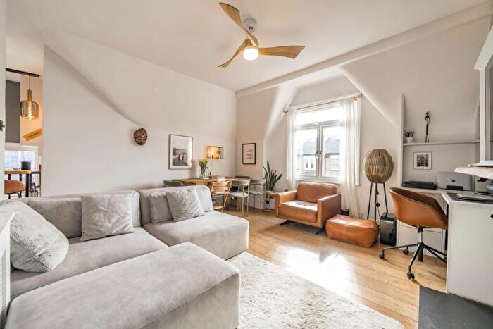 2 Bedroom Flat For Sale In Weech Road, West Hampstead, NW6