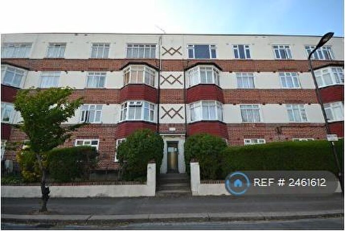 2 Bedroom Flat To Rent In Grosvenor Court, London, E10