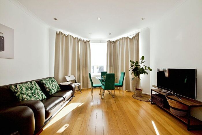 2 Bedroom Flat For Sale In Holders Hill Road, London, NW4
