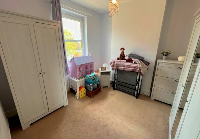 3 Bedroom Terraced House For Sale In Long Lane, Finchley, N3