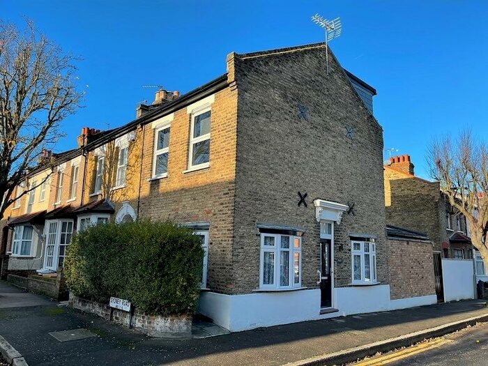 3 Bedroom End Of Terrace House To Rent In London, E11