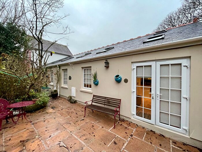 2 Bedroom Flat To Rent In Treviskey, Redruth, TR16