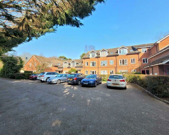1 Bedroom Flat To Rent In Seymour Court, Crowthorne, RG45