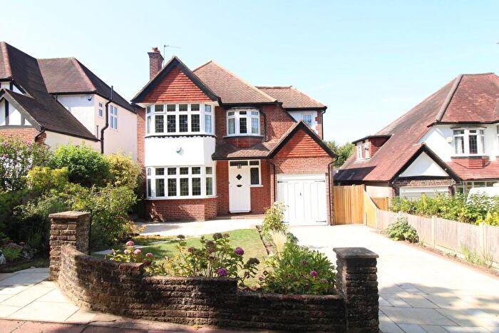 4 Bedroom Detached House For Sale In Broadoaks Way, Bromley, BR2