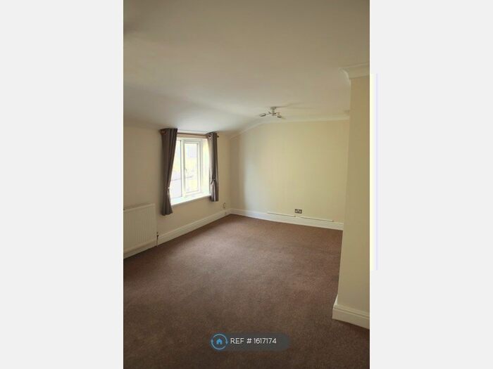 2 Bedroom Flat To Rent In High Street, Chesterton, Cambridge, CB4