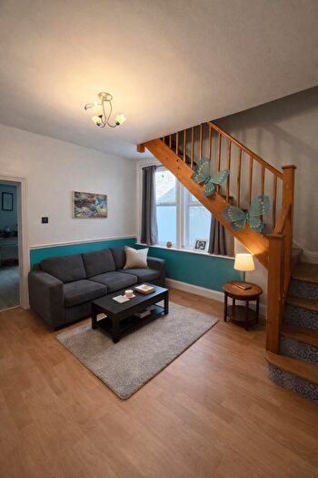 1 Bedroom Detached House To Rent In Holdenhurst Road, Bournemouth, BH8