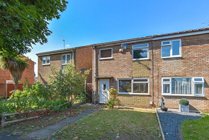 3 Bedroom Semi-Detached House For Sale In Dymokes Way, Hoddesdon, EN11