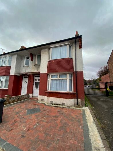 4 Bedroom End Of Terrace House To Rent In Hedge Lane, Palmers Green, N13