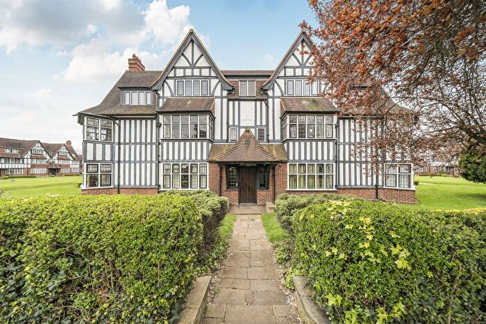 2 Bedroom Flat For Sale In Queens Drive, London, W3