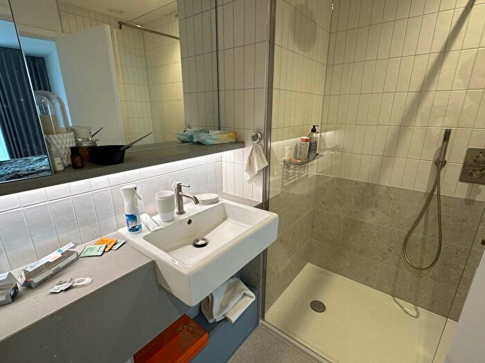 2 Bedroom Flat To Rent In Ribbon Lane, NW2