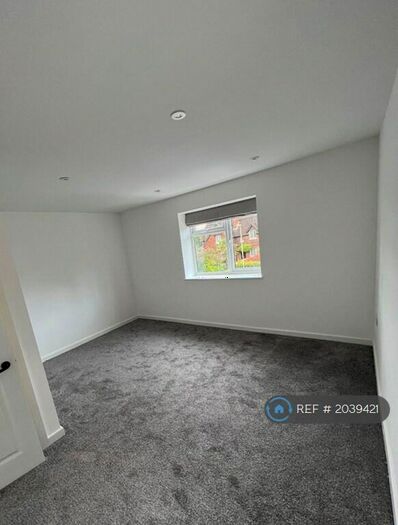 2 Bedroom Flat To Rent In Cobham Road, Leatherhead, KT22