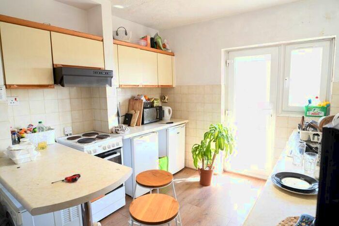 3 Bedroom Flat To Rent In Milner Road, Brighton, BN2