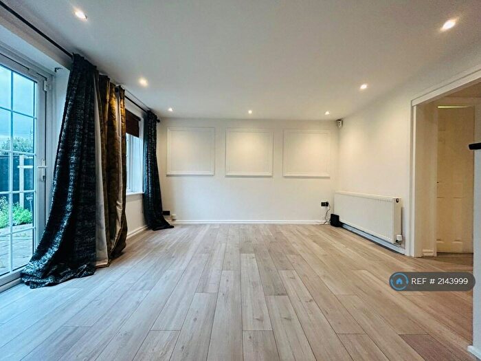 3 Bedroom Semi-Detached House To Rent In Lambs Meadow, Woodford Green, IG8