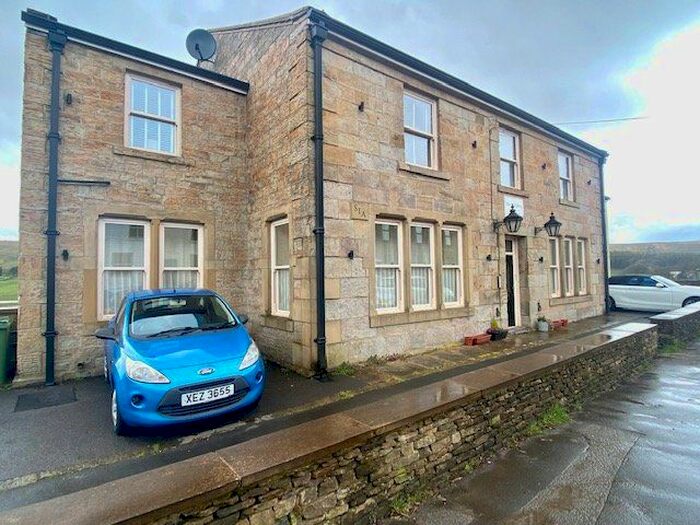 2 Bedroom Flat To Rent In Burnley Road, Loveclough, Rossendale, Lancashire, BB4