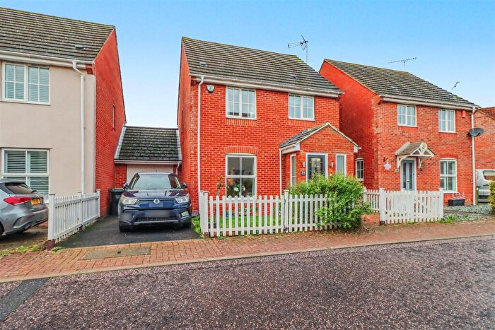 3 Bedroom Link Detached House For Sale In Anglesey Gardens, Wickford, SS12