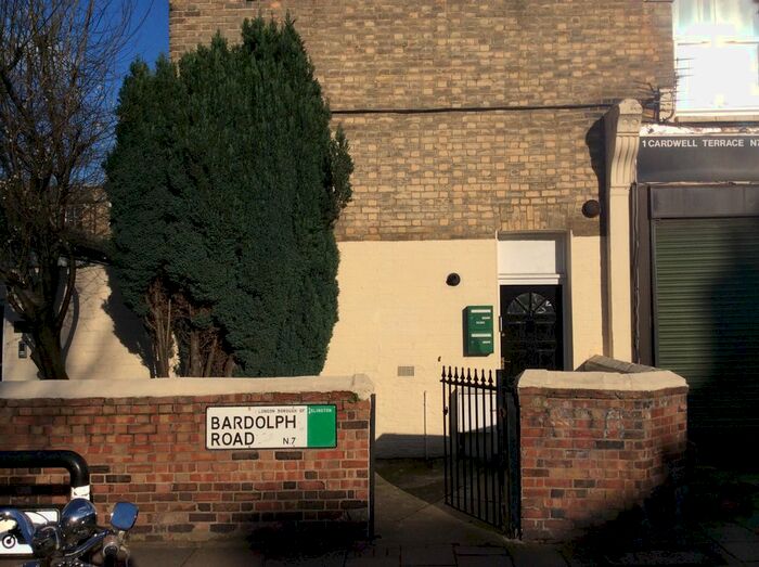 Studio To Rent In Cardwell Terrace, London, N7