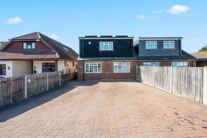 4 Bedroom Semi Detached House For Sale In Lewis Road, Istead Rise, Gravesend, DA13