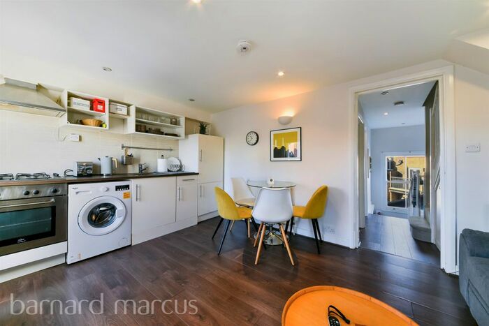 2 Bedroom Flat For Sale In Merton Road, London, SW18