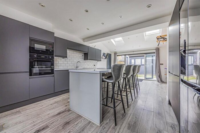 3 Bedroom End Of Terrace House For Sale In Spinney Close, Waterlooville, PO8