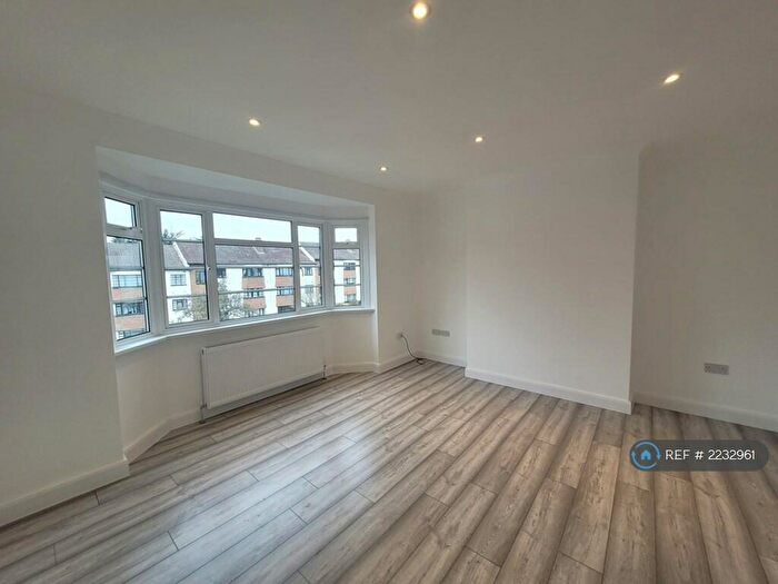 2 Bedroom Flat To Rent In Friern Park, London, N12