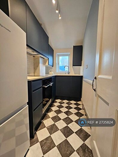 2 Bedroom Flat To Rent In High Street, Hampton Wick, Surrey, KT1