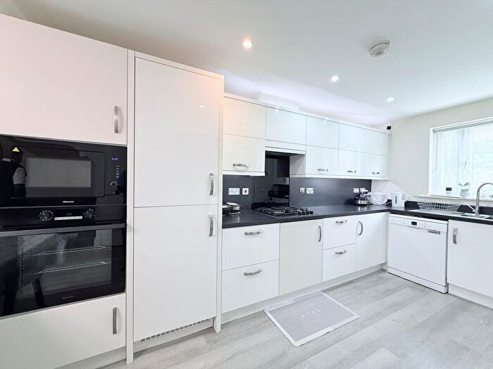 3 Bedroom Semi-Detached House For Sale In Wolseley Drive, Dunstable, LU6