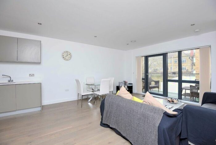 2 Bedroom Flat To Rent In Blairderry Road, London, SW2