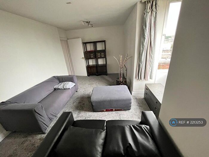 2 Bedroom Flat To Rent In Bramlands Close, London, SW11