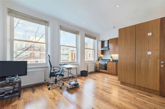 2 Bedroom Flat To Rent In Castletown Road, Barons Court, Hammersmith And Fulham, London, W14