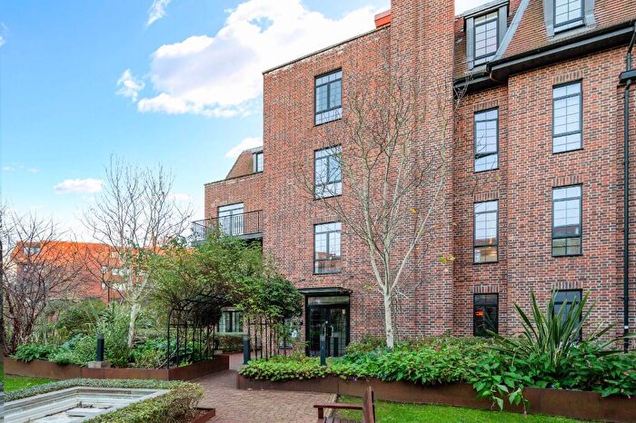 2 Bedroom Flat To Rent In Chandos Way, London, NW11