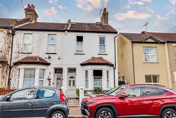 3 Bedroom End Of Terrace House For Sale In Shakespeare Drive, Westcliff-On-Sea, SS0