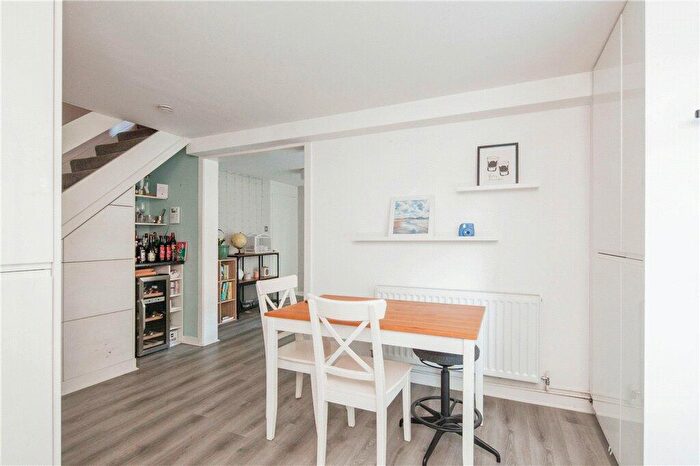 2 Bedroom Flat For Sale In Fawcett Close, London, SW11