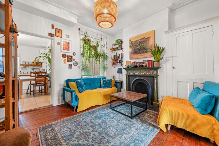 2 Bedroom Flat For Sale In Southampton Way, Camberwell, SE5