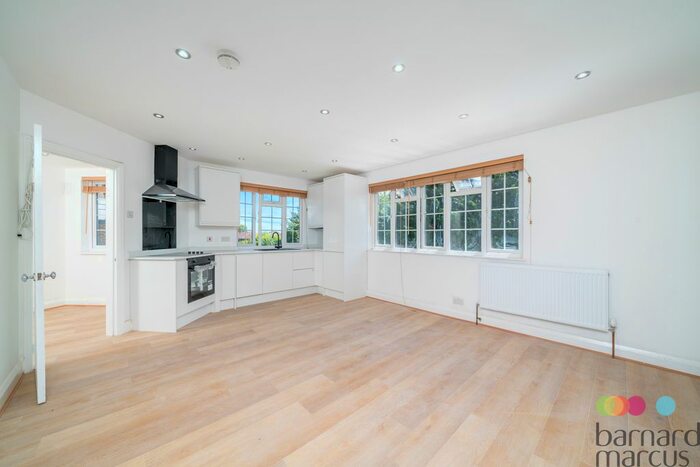 2 Bedroom Flat To Rent In Albert Drive, London, SW19