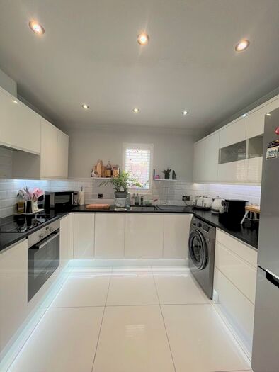 1 Bedroom Flat To Rent In Stirling Close, London, SW16