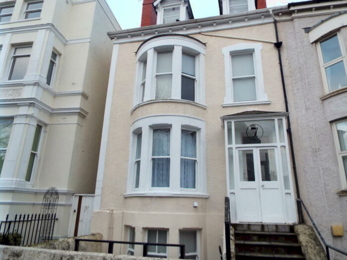 2 Bedroom Flat To Rent In Llandudn, LL30